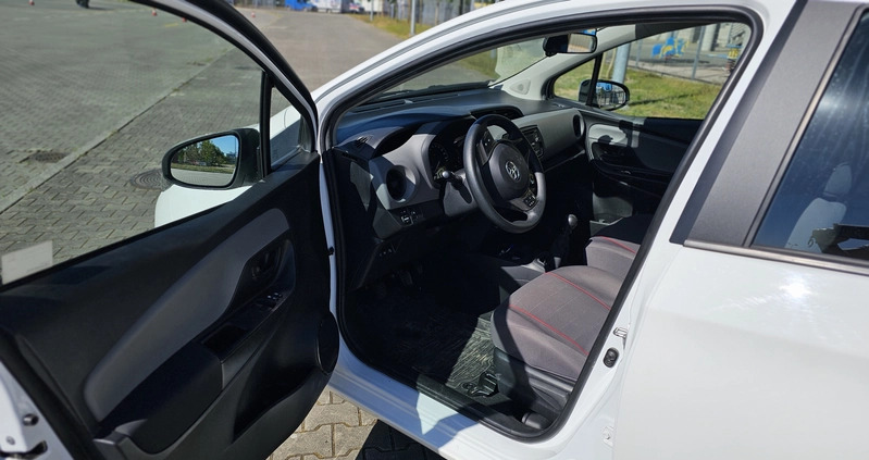 Toyota Yaris cena 50900 przebieg: 49850, rok produkcji 2019 z Toruń małe 16